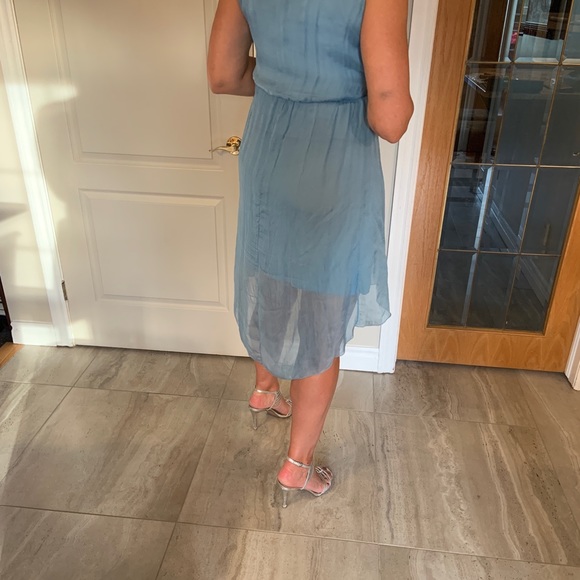Gorgeous summer dress flows beautifully. Can be tied at front or back. Size M - Picture 11 of 11